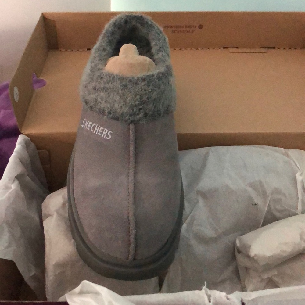 Skechers charcoal “Fortress” clogs